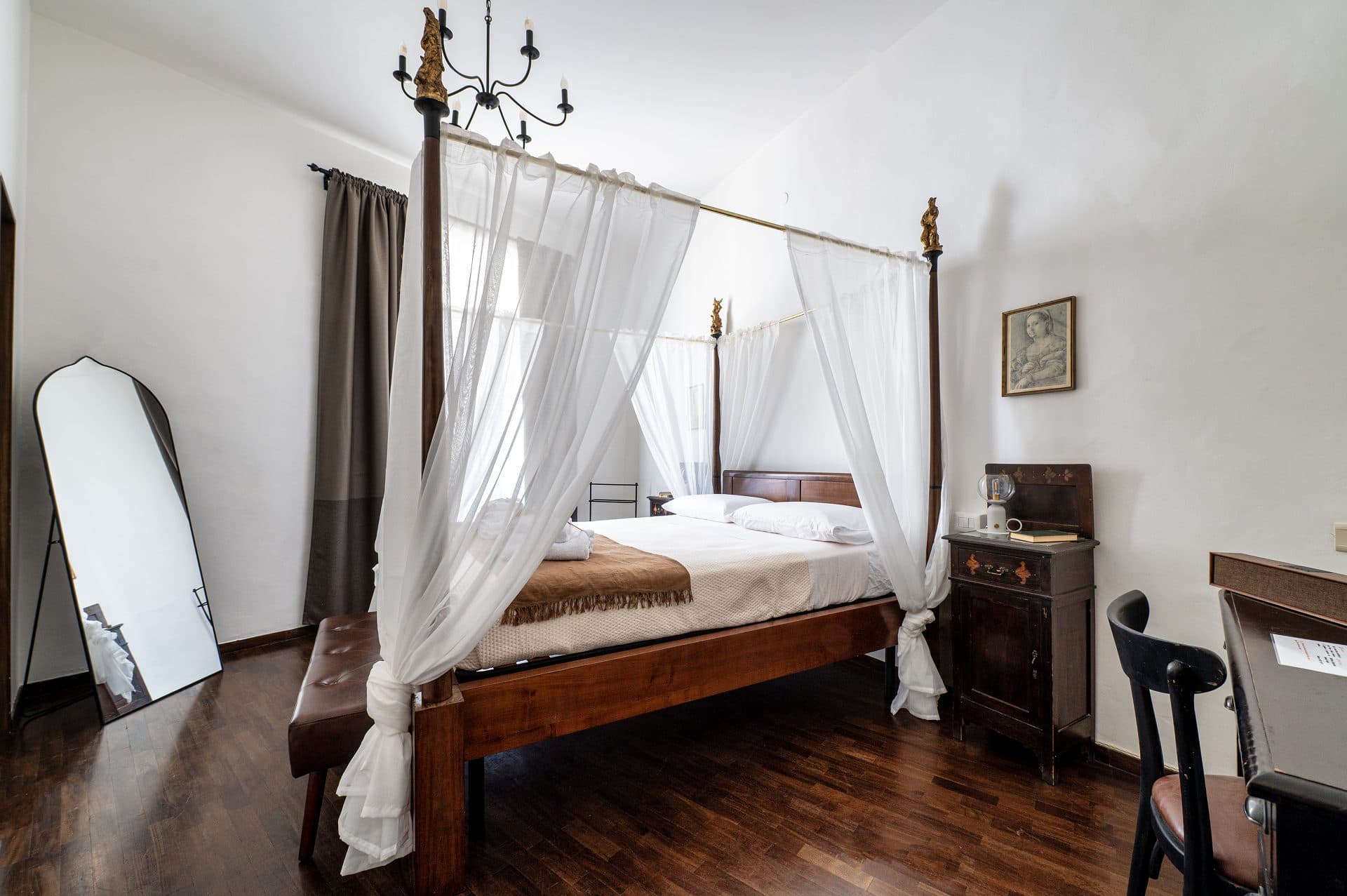 La camera con il letto a baldacchino realizzato a mano da artisti